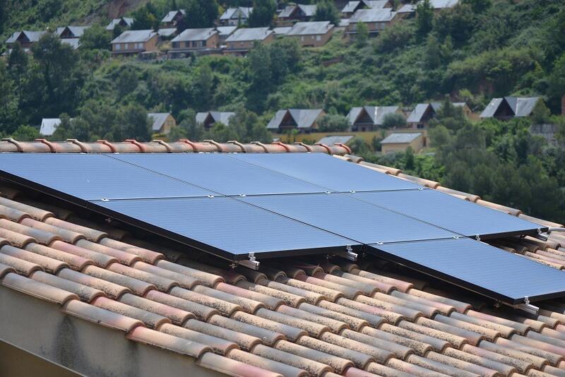 Airbnb y SolarProfit pactan promover soluciones fotovoltaicas y aerotermia entre los anfitriones