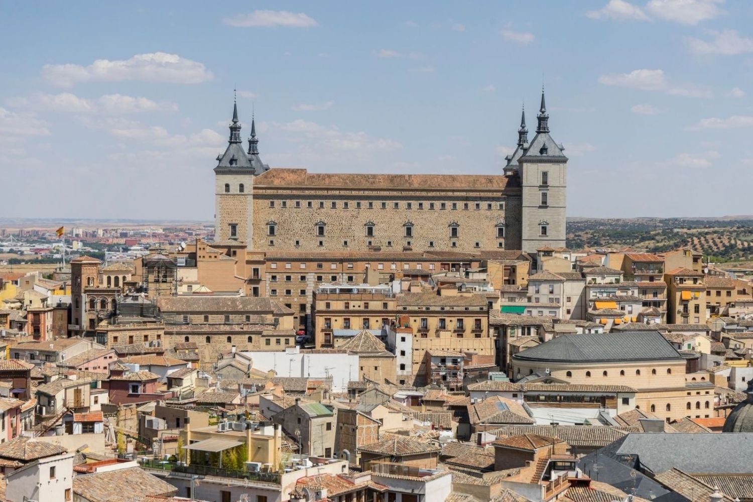 Toledo medieval: Un viaje en el tiempo entre espadas y leyendas 2 Merca2.es LAS MURALLAS QUE RESGUARDAN EL PASADO