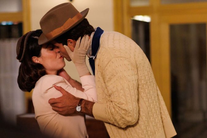 Amelia besa a Fernando Collado