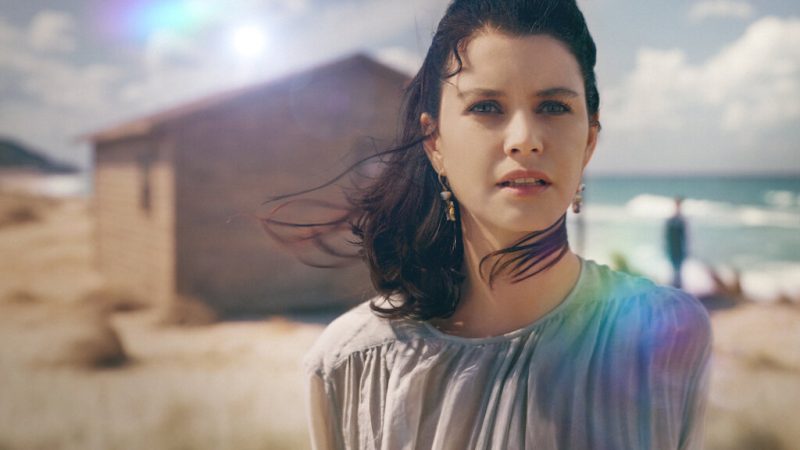 Beren Saat en The Gift