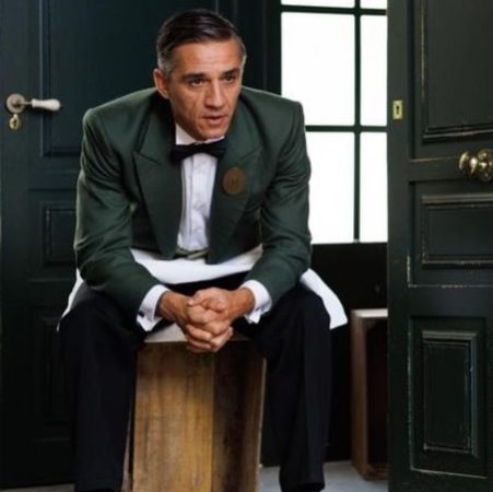 De futbolista profesional a protagonizar la nueva serie de moda: 'La Moderna' 77 Merca2.es Carlos Labrado Canete La Moderna 1 Merca2.es