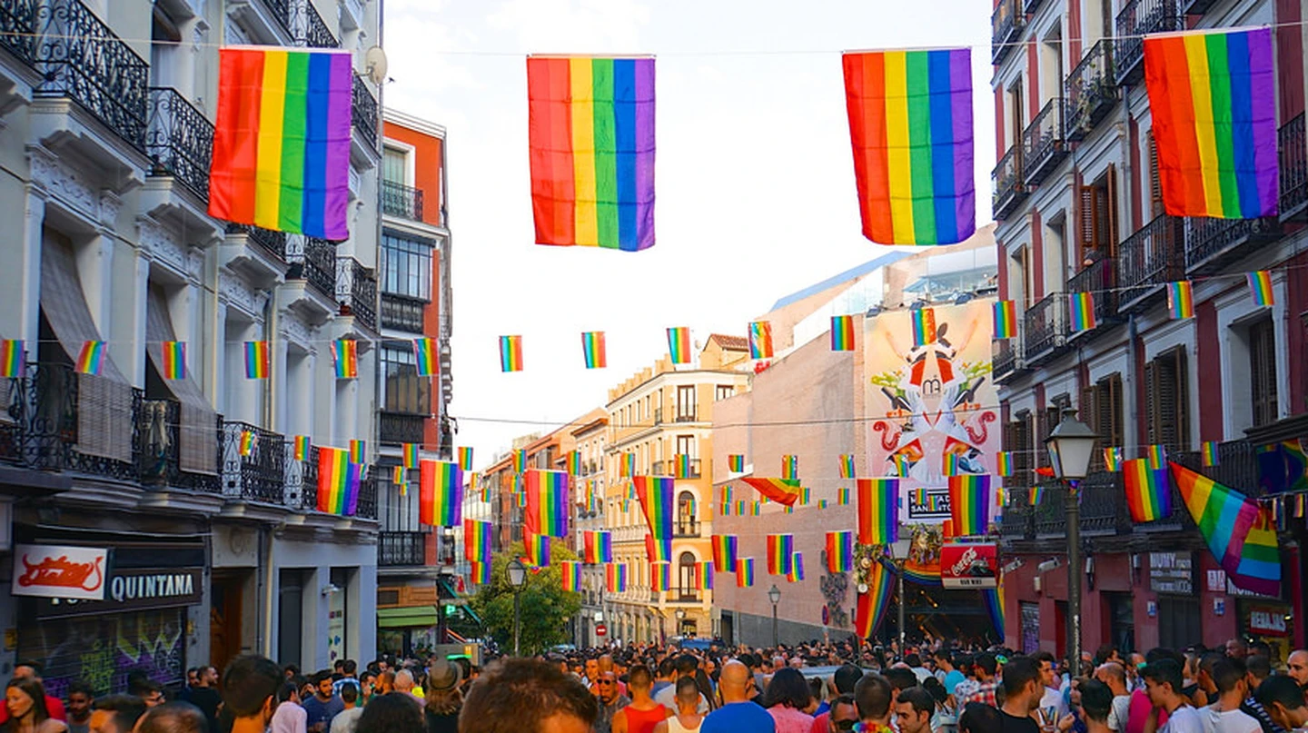 Chueca: el barrio madrileño que celebra la diversidad a todas horas 2 Merca2.es Lucha por los derechos LGBTQ+ en España