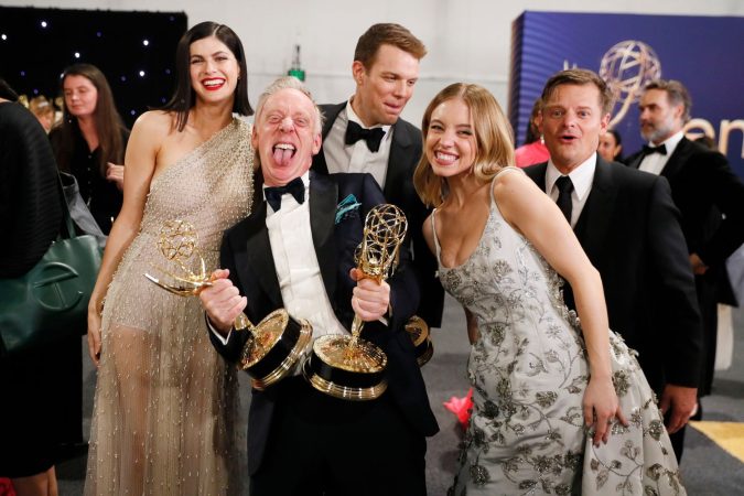 El equipo de The White Lotus en los Premios Emmy