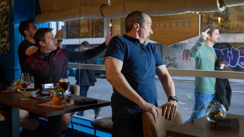 Esta serie comedia española de Netflix, renueva por una tercera temporada sin haber emitido aún la segunda 78 Merca2.es El reparto de Machos Alfa Merca2.es