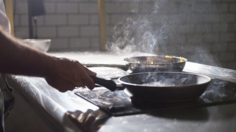 Este es el truco definitivo para dejar tus sartenes como recien estrenadas 6 Merca2.es