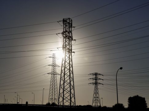 Vista de una torre de alta tensión, a 23 de agosto de 2023, en Madrid (España). En esta cuarta ola de calor, la más prolongada en lo que va de verano, el precio de la luz se ha disparado.
