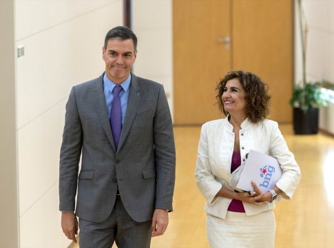 La ministra de Hacienda y Función Pública en funciones, María Jesús Montero, y el presidente del Gobierno en funciones, Pedro Sánchez, a su llegada para recibir al portavoz del PNV en el Congreso, durante su ronda de contactos, a 10 de octubre de 2023, en Madrid (España)