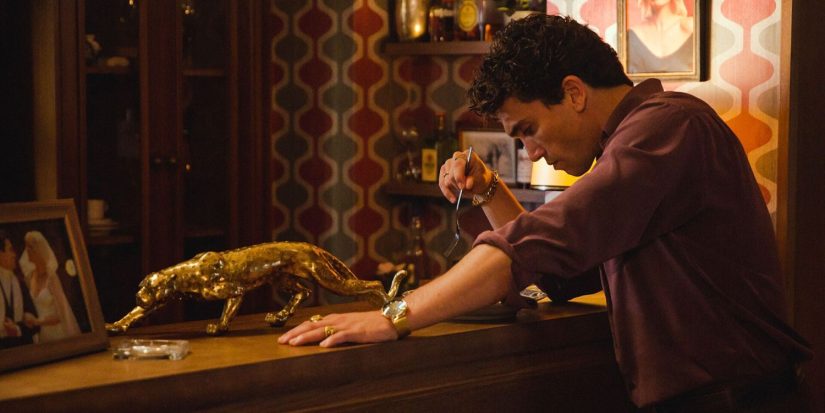 Jaime Lorente como Ángel Cristo