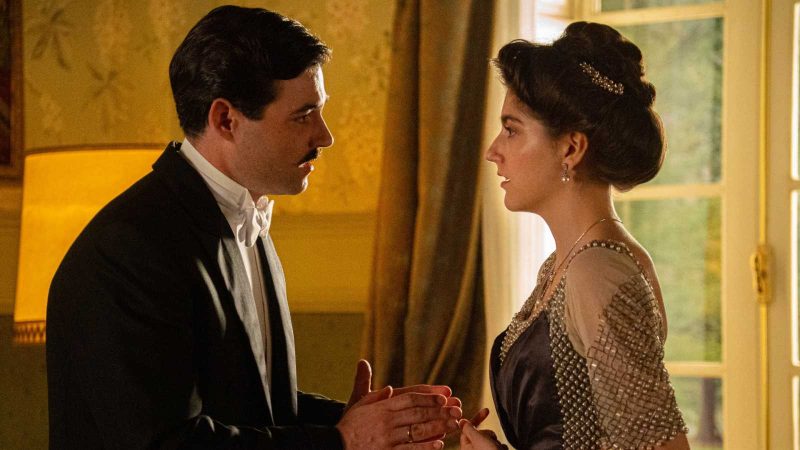 'La Promesa': un preocupante incidente interrumpe la despedida de Lope 34 Merca2.es La Promesa Manuel y Jimena Merca2.es