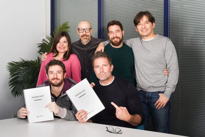 Esta serie comedia española de Netflix, renueva por una tercera temporada sin haber emitido aún la segunda 76 Merca2.es Laura y Alberto Caballero con el reparto de Machos Alfa