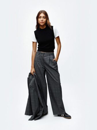 Estilo flare: la elegancia del efecto piel en pantalones