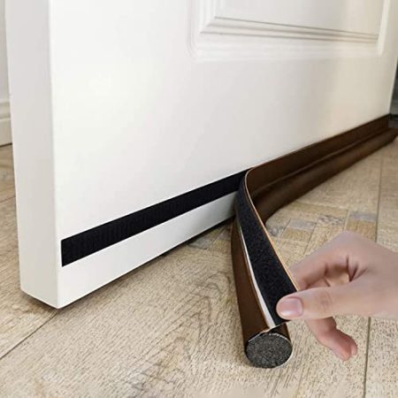 Lidl lanza un producto por 2 euros con el que vas a poder ahorrar bastante en calefacción este frío invierno 53 Merca2.es El secreto para un hogar libre de corrientes de aire: el cepillo aislante de Lidl