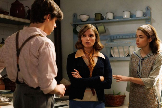 Pablo da explicaciones a Matilde y Luisa