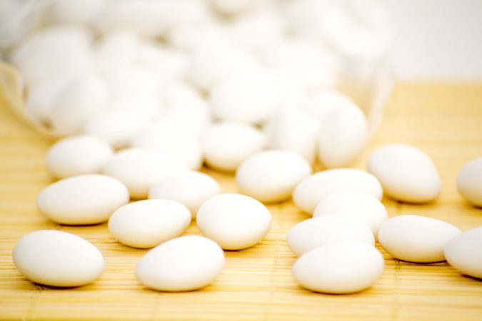 Sumérgete en la magia navideña: ¡Descubre cómo crear deliciosas peladillas caseras irresistibles! 1 Merca2.es Peladillas Merca2.es