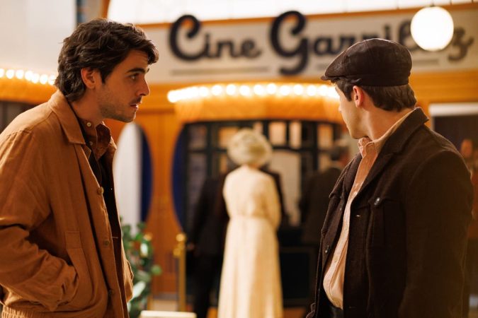 Raimundo y Emilio frente a los cines