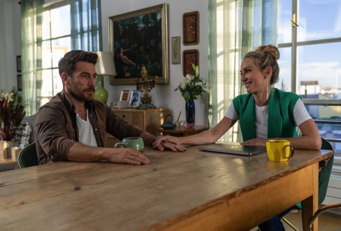 Esta serie comedia española de Netflix, renueva por una tercera temporada sin haber emitido aún la segunda 82 Merca2.es Raúl Camacho y Kira Miró