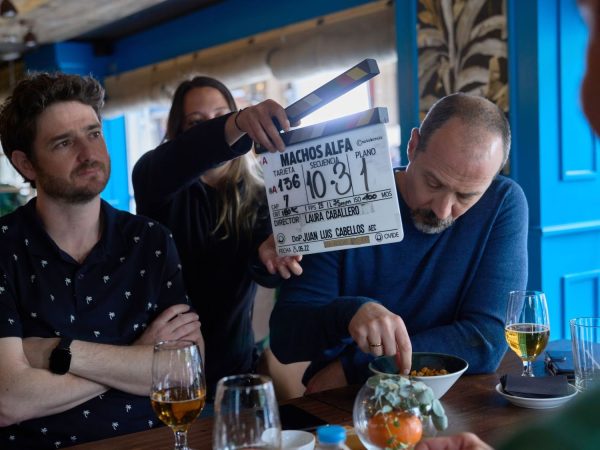 Esta serie comedia española de Netflix, renueva por una tercera temporada sin haber emitido aún la segunda 79 Merca2.es Rodaje de Machos Alfa