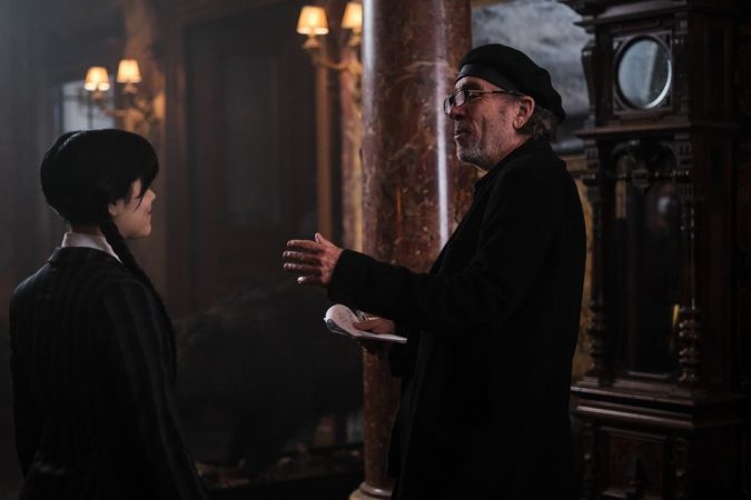 Tim Burton en el rodaje de Miércoles