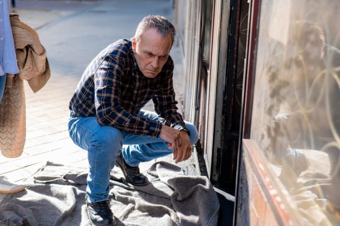 Tirso comprueba los daños a la ferretería