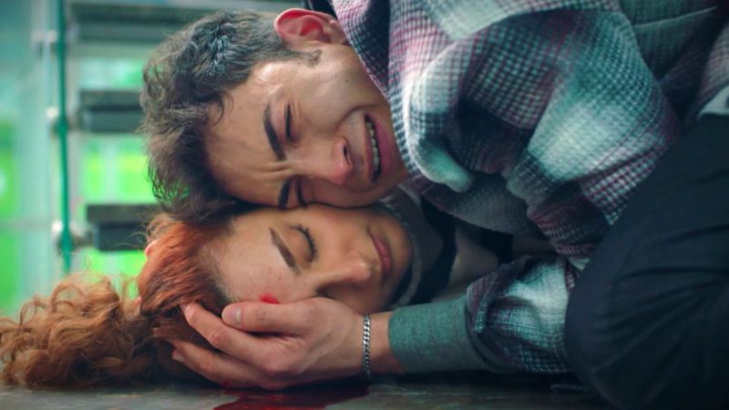 Tolga abraza a Leyla