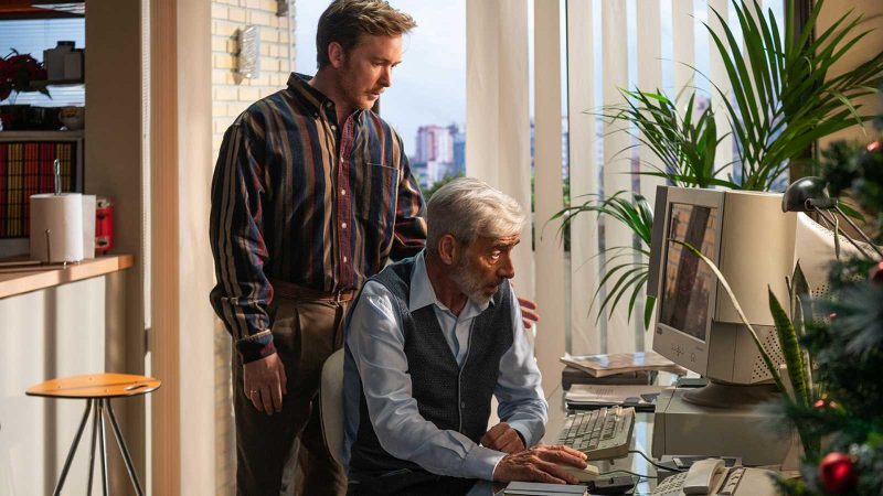 Toni y Antonio usando el ordenador