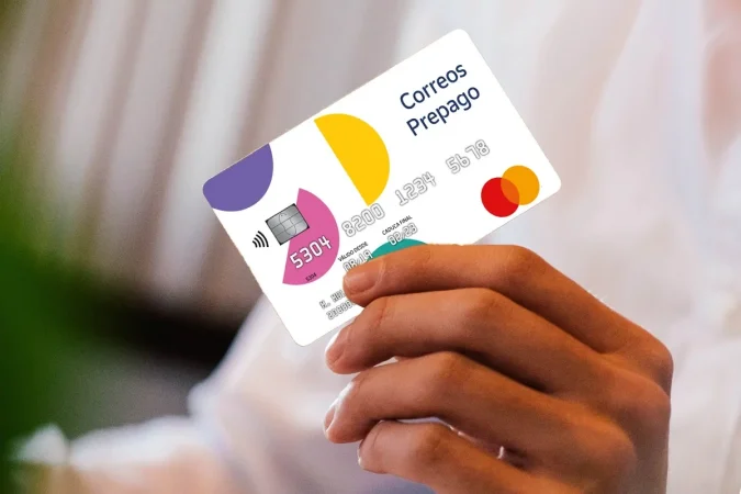 Correos te lo pone fácil: así es su nueva tarjeta de pagos que puedes usar sin cuenta bancaria 1 Merca2.es correos prepago tarjeta1 Merca2.es