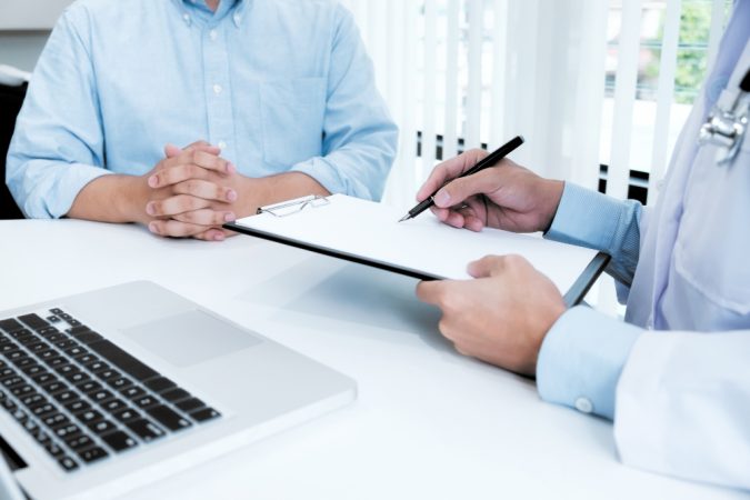 El tiempo medio de las citas en la sanidad privada sube por dermatología y mejora en accesibilidad e innovación 2 Merca2.es doctor paciente 1 Merca2.es