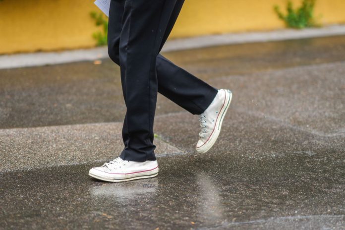 gettyimages-1326037515 pantalones negros mango