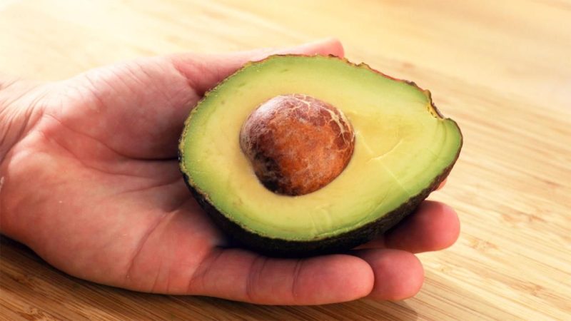 El truco viral para madurar un aguacate en cuestión de minutos 81 Merca2.es hueso Merca2.es