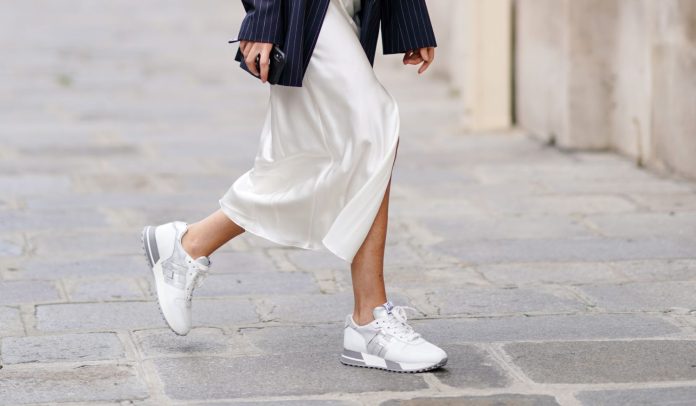 looks-de-oficina-con-zapatillas-elle-1629976481 zapatillas parfois