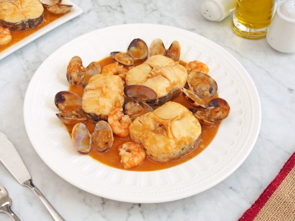 Así cocina Karlos Arguiñano la merluza a la marinera, un plato rico y con fundamento 2 Merca2.es merluza a la marinera Merca2.es