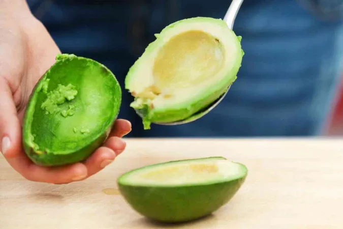 El truco viral para madurar un aguacate en cuestión de minutos 80 Merca2.es mitad Merca2.es
