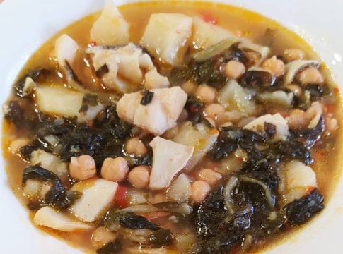 potaje-de-garbanzos-con-bacalao-patatas-y-acelgas-foto-principal