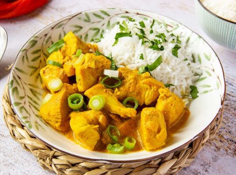 presentacion-frontal-de-cerca-del-pollo-al-curry-con-arroz-rapido