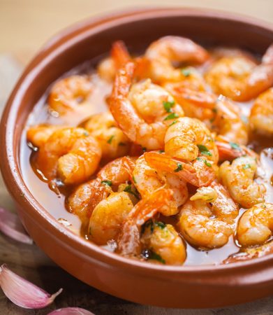 Receta sencilla de gambas al ajillo: un festín de sabor pensando en las Fiestas Navideñas 3 Merca2.es traditional spanish shrimp with garlic and parsley 2022 01 27 17 09 46 utc e1649840611366 Merca2.es