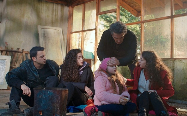 ‘Hermanos’: los Eren son desahuciados por culpa de Gönül y Ayla, ¿sobrevivirá la pequeña Emel? 25 Merca2.es Emel cae enferma