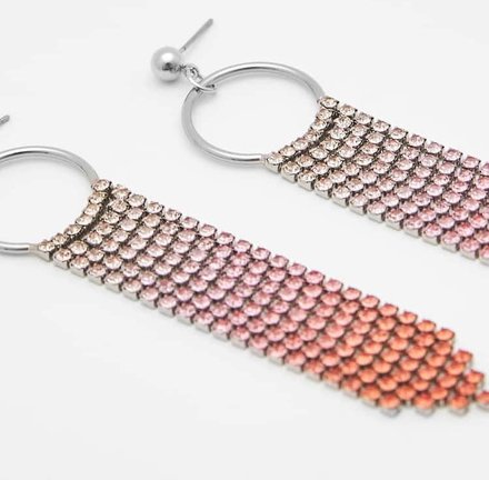 Pull&Bear tiene los pendientes largos ideales para completar tu look de Nochevieja y a un precio sin competencia