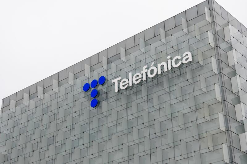 Las acciones de Telefónica se disparan más de un 6% en la apertura tras el anuncio de la SEPI