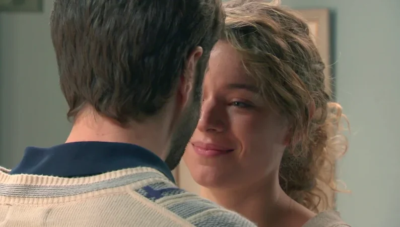 'Amar es para siempre': Malena entra al quirófano para su trasplante, ¿saldrá todo bien? 61 Merca2.es Amar es para siempre Lola y Roman Merca2.es