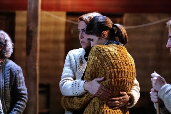 Antonia consigue proteger a Marta