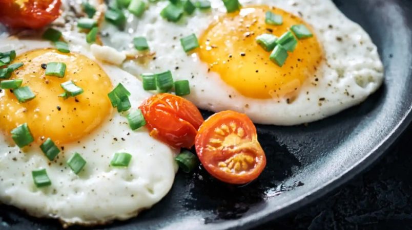 Freír huevos sin aceite ni sartén