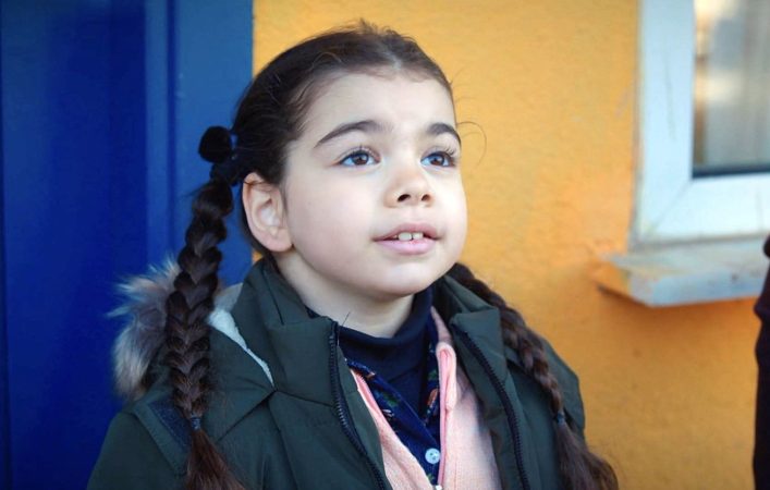 ‘Hermanos’: los Eren son desahuciados por culpa de Gönül y Ayla, ¿sobrevivirá la pequeña Emel? 23 Merca2.es Bahar en 'Hermanos'