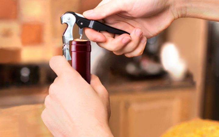 ¿Sabías que puedes usar el fuego para abrir una botella sin un sacacorchos?