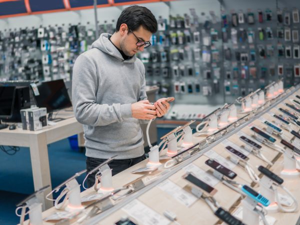 Deberías seguir estas recomendaciones antes de comprar un teléfono móvil, así acertarás seguro 99 Merca2 Un teléfono móvil poco convencional puede ser lo que estás buscando