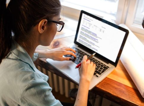 Educacion-tecnologia-2 Uso de tecnología en la enseñanza para prevenir el plagio