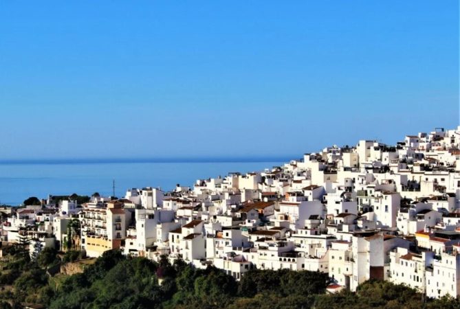 El pueblo con mejor clima de toda Europa está en España, entra y averigua cuál es 41 Merca2.es Torrox es un paraíso del clima