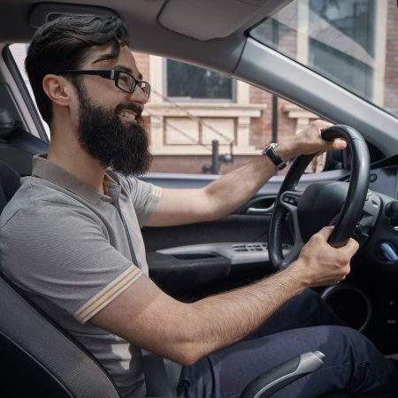 Estas son las multas que te puede poner la DGT por no llevar las gafas puestas cuando estas obligado a ello 10 Merca2.es