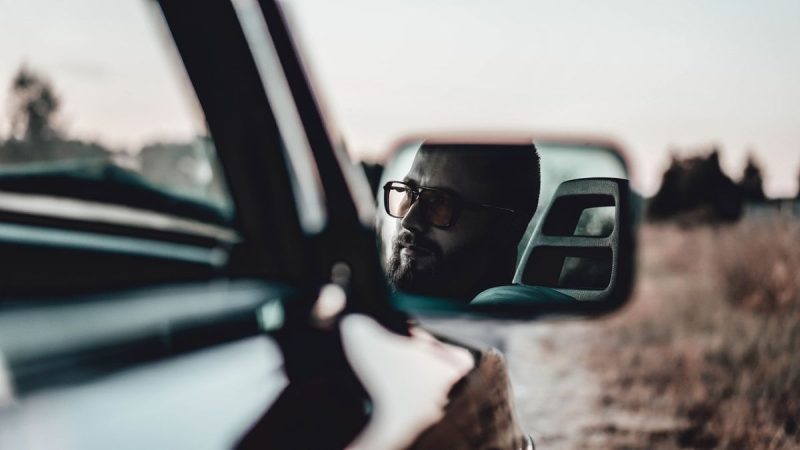 Estas son las multas que te puede poner la DGT por no llevar las gafas puestas cuando estas obligado a ello 7 Merca2.es