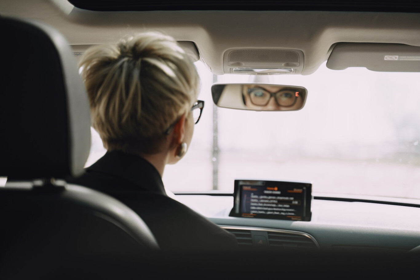 Esto de la DGT te interesa (y mucho) si conduces con gafas o lentillas