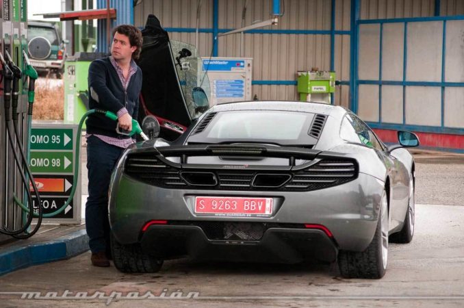 Podemos estar distraídos y ponerle al coche el combustible que no es